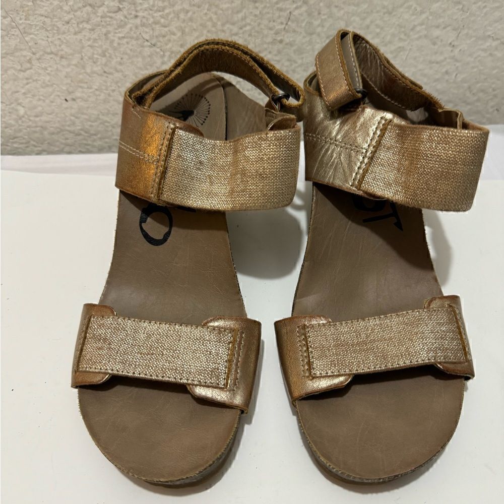 OTBT Trailblazer Wedge Gold Leather / Fabric Size 9.5 M
